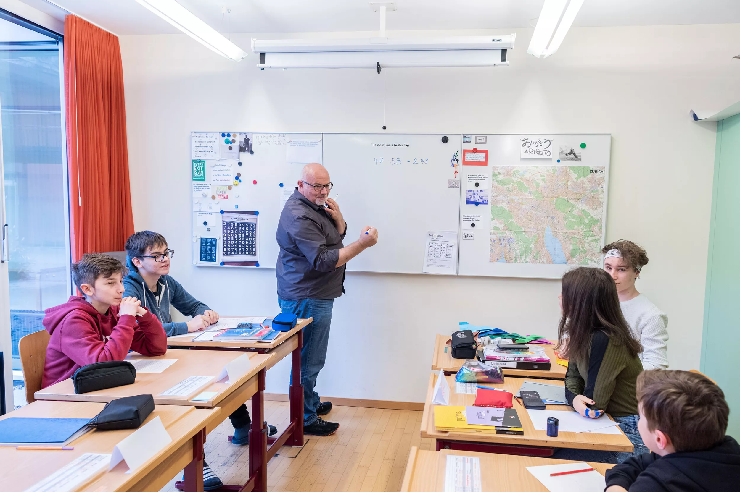 Ein Lehrer der Spitalschule gibt Unterricht auf der Therapiestation 