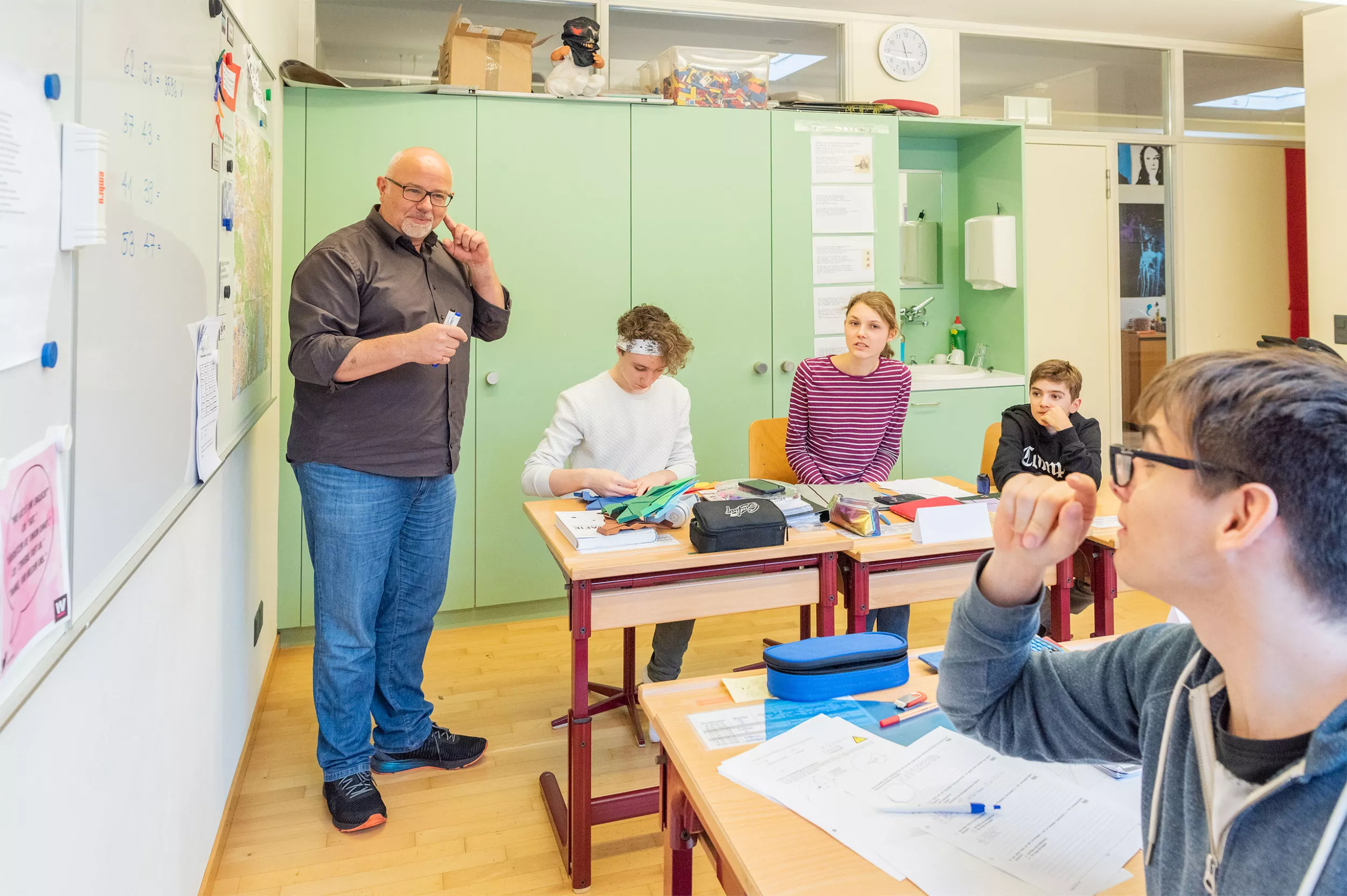 Ein Lehrer der Spitalschule gibt Unterricht auf der Therapiestation 