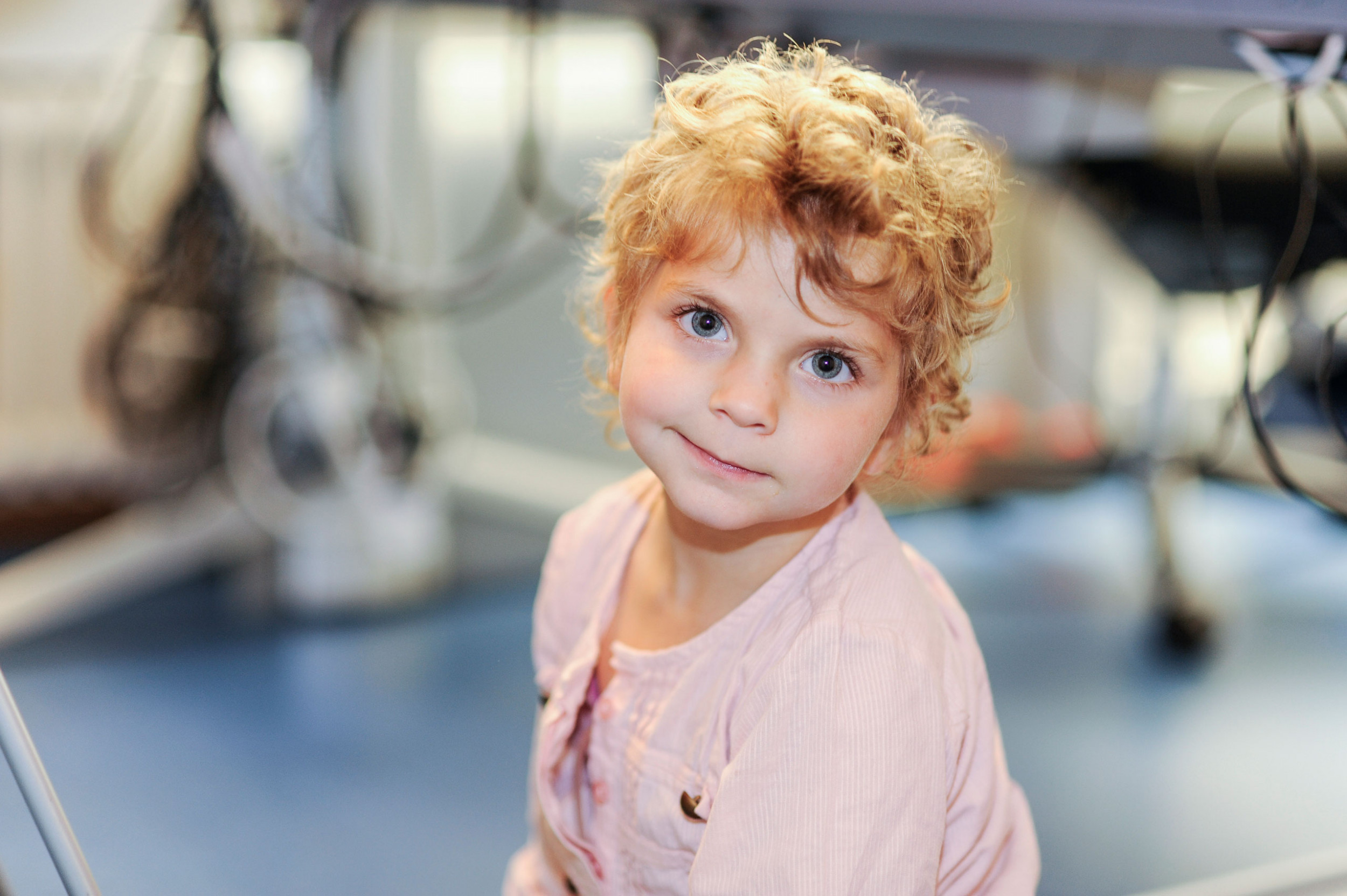 Ein Krankes Kind vor der Behandlung einer Stoffwechselkrankheit posiert vor der Kamera