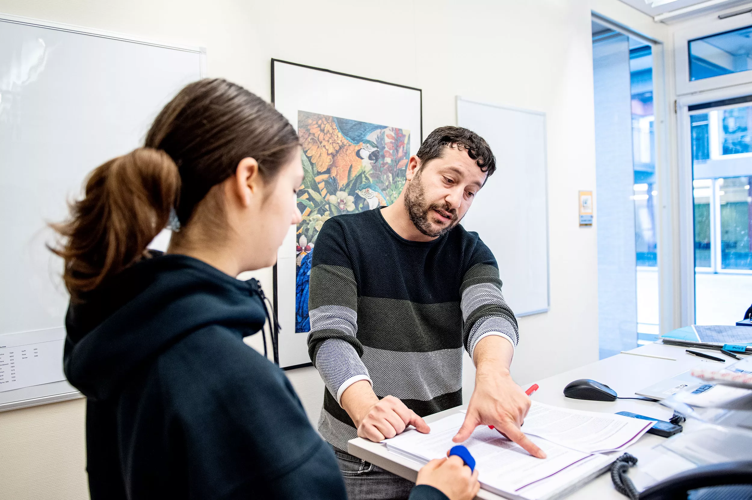 Therischule, Psychosomatische Therapiestation, Lehrer im Gespräch mit Schülerin
