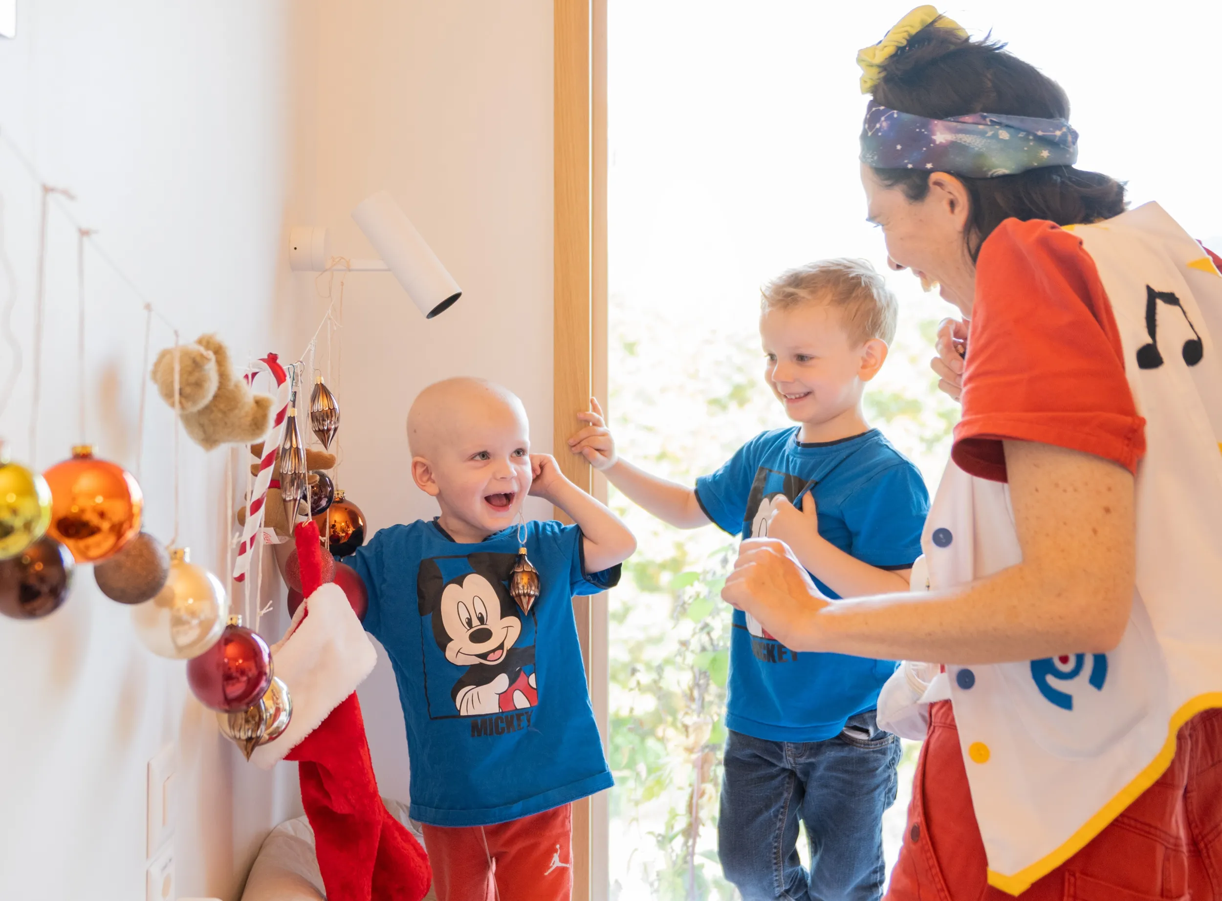 Thiago dekoriert Spitalzimmer für Weihnachten.
