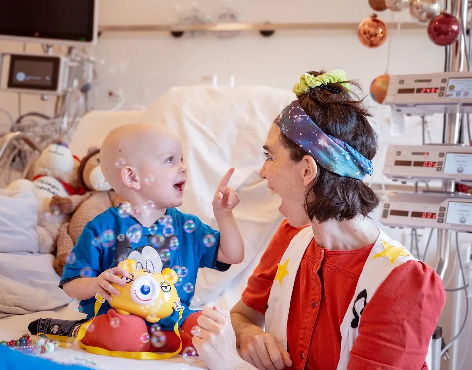 Giga und Thiago pusten Wasser-Luftblasen