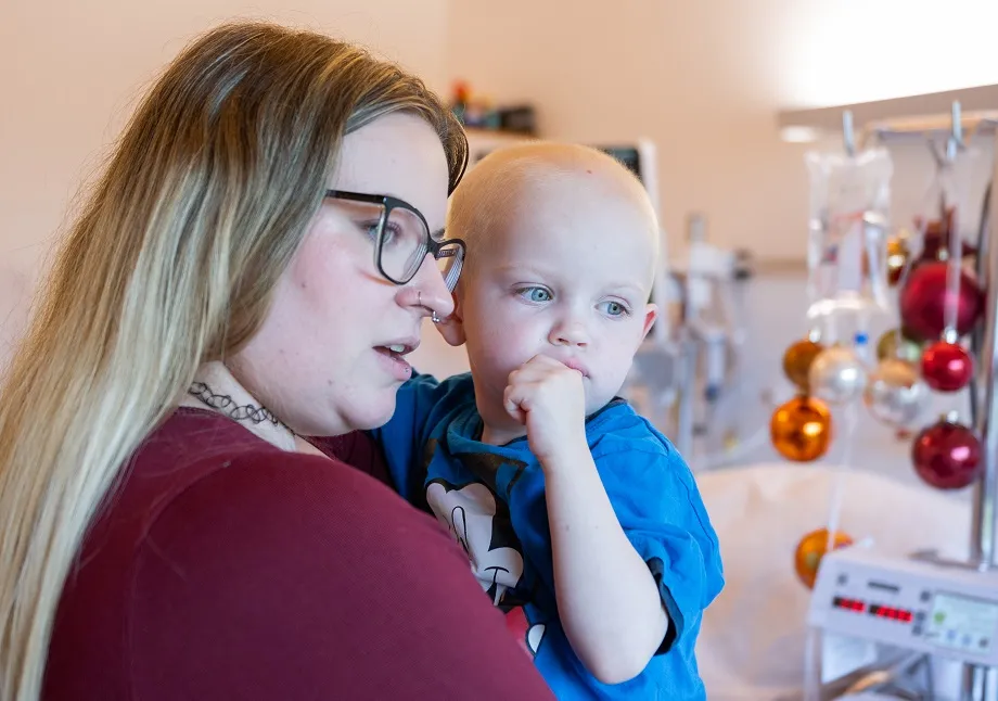 Thiago in den Armen seiner Mutter