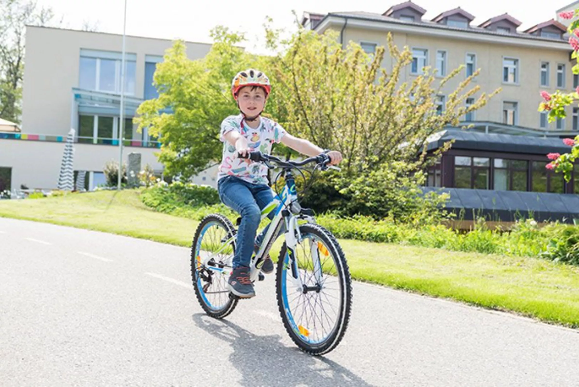 Schädel-Hirn-Trauma Patient mit Velo vor Reha-Zentrum Affoltern