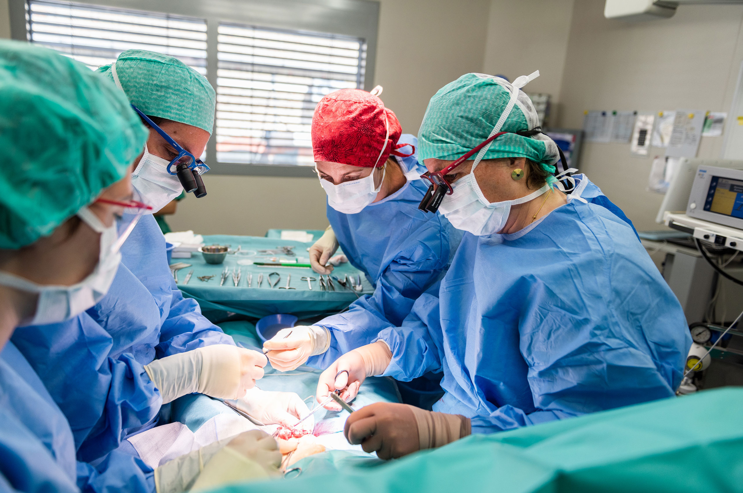 Die ChirurgInnen und die Saalschwester führen eine Operation durch