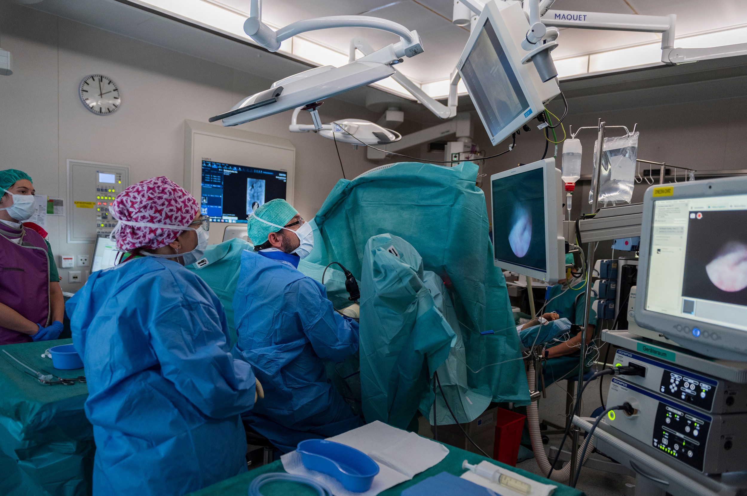 Ein Urologe fotografiert während einer Zystoskopie im Operationssaal