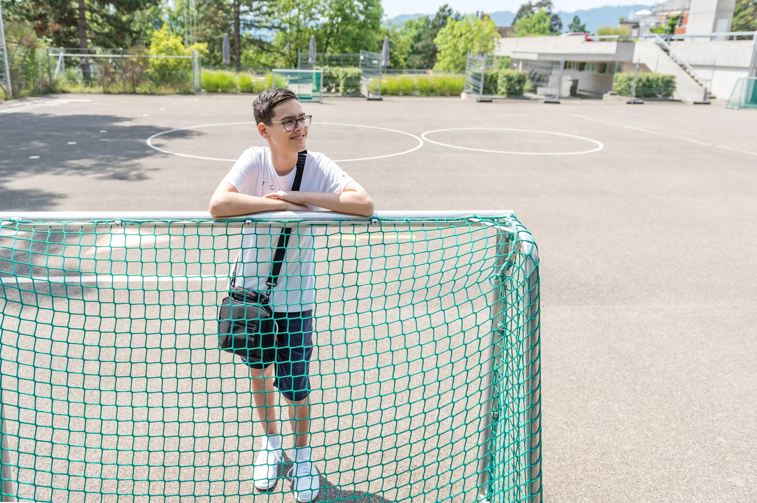 Ein Junge steht auf dem Fussbalplatz