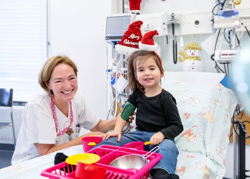 Patientin Naila feiert Weihnachten trotz kranken Nieren
