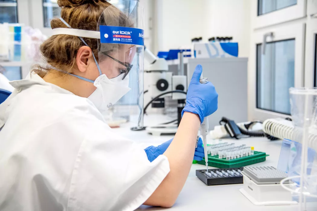 Biomedizinische Analytikerin im Labor