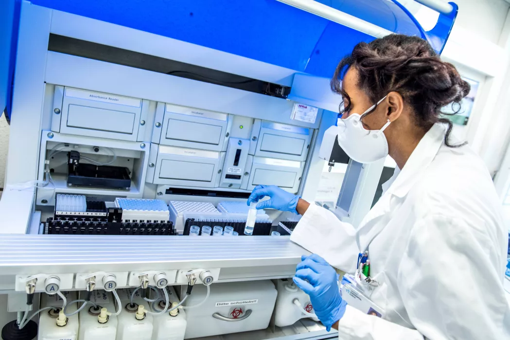 Biomedizinische Analytikerin im Labor