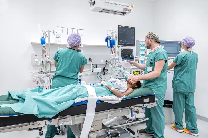 Das Anästhesie Team bereitet einen jungen Patienten für die Narkose vor