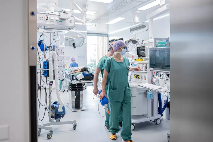 Anästhesisten verlassen nach einer Operation den OP-Saal