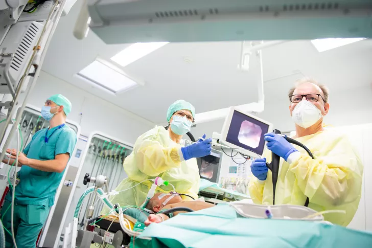 Arzt und Ärztin operieren ein Baby im Kinderspital