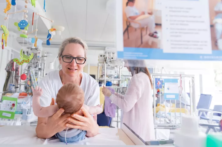 Ärztin untersucht Baby im Kinderspital