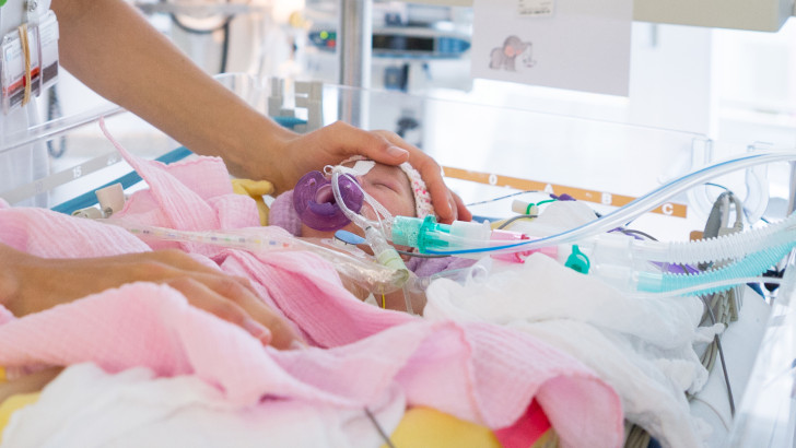 Ein krankes Baby wird in der Neonatologie betreut