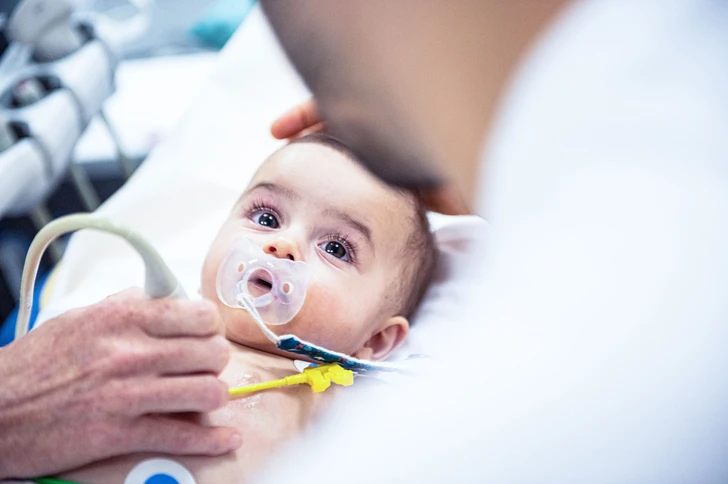 Patientin Alba wird untersucht