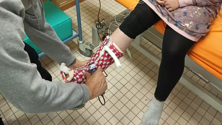 Ein Kind erhält einen Gips am Fuss mit Sensoren zur Überwachung und Prävention von Druckstellen