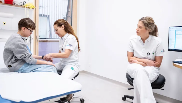 Rheumatologie, Sprechstunde Poliklinik, Dr. Elvira Cannizzaro und Dr. Stefanie Loibl während dem Untersuch eines Patienten