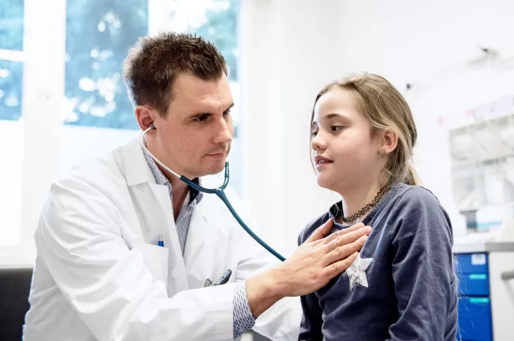 Dr. Jung untersucht eine Patientin mit Cystischer Fibrose mit dem Stetoskop