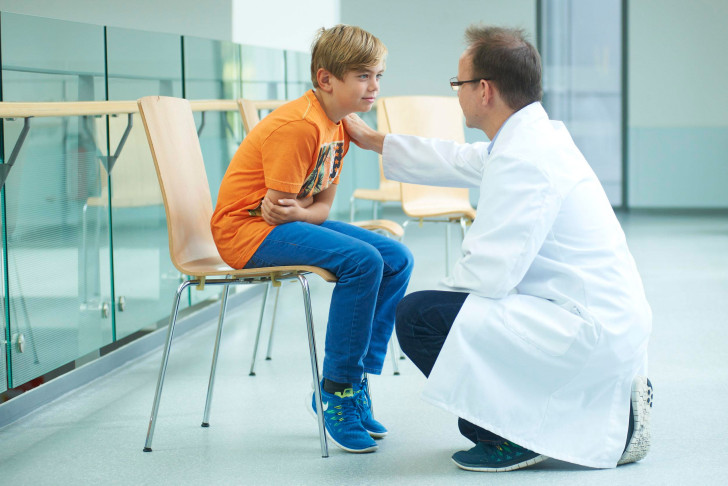Der Arzt Carsten Posovszky von der Abteilung Gastroenterologie spricht mit einem Teenager mit Bauchschmerzen vor einer Untersuchung