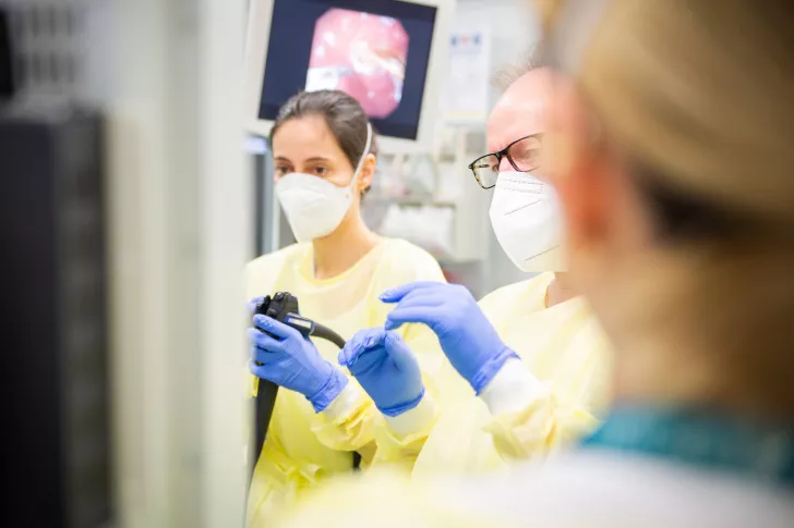 Gastroenterologen Carsten Posovszky und Lara Wolf fotografiert während einer Magenspiegelung