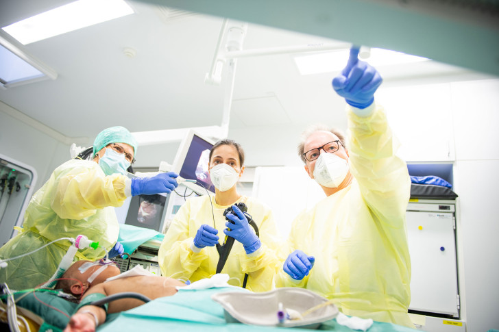 Gastroenterologen Carsten Posovszky und Lara Wolf fotografiert während einer Magenspiegelung