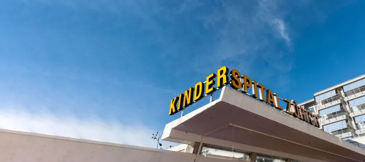 Die Beschriftung vor dem Haupteingang des Kinderspitals Zürich
