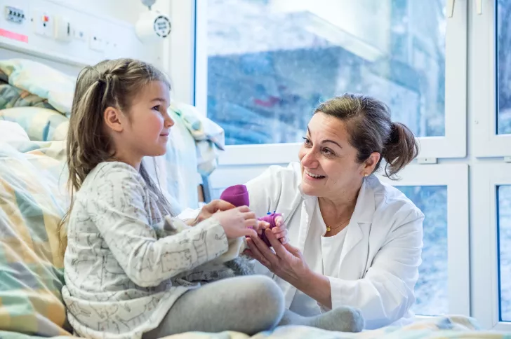 Moyamoya, ​Prof. Dr. med. Nadia Khan, Leitende Ärztin, auf Visite bei einer Patientin im Spitalzimmer