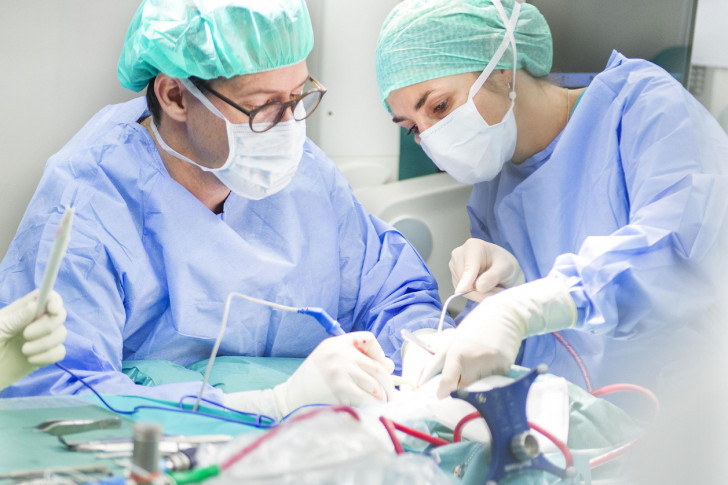 Ein Neurochirurg und eine Neurochirurgin fotografiert während einem Eingriff