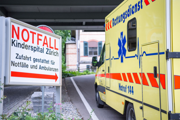 Ein Rettungswagen bringt fährt zum Notfall des Kinderspitals Zürich