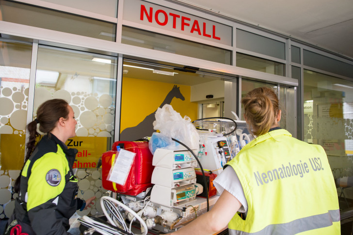 Die Mitarbeiterinnen des Rettungsdienstes bringen ein Kind in einer Isolette in die Notfallstation des Kinderspitals Zürich