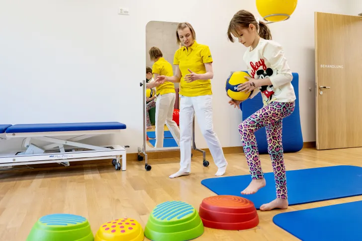 Physiotherapie,  Alicja Gulinska, Physiotherapeutin mit Patientin