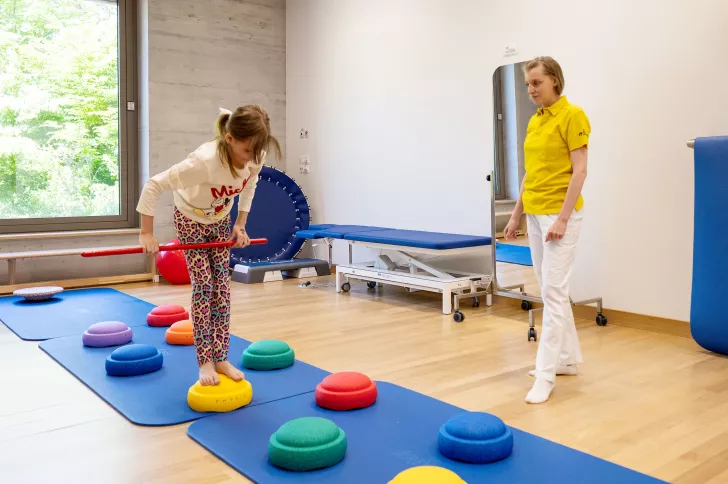 Physiotherapie,  Alicja Gulinska, Physiotherapeutin mit Patientin