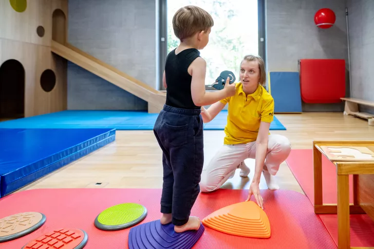 Physiotherapie,  Alicja Gulinska, Physiotherapeutin mit Patient