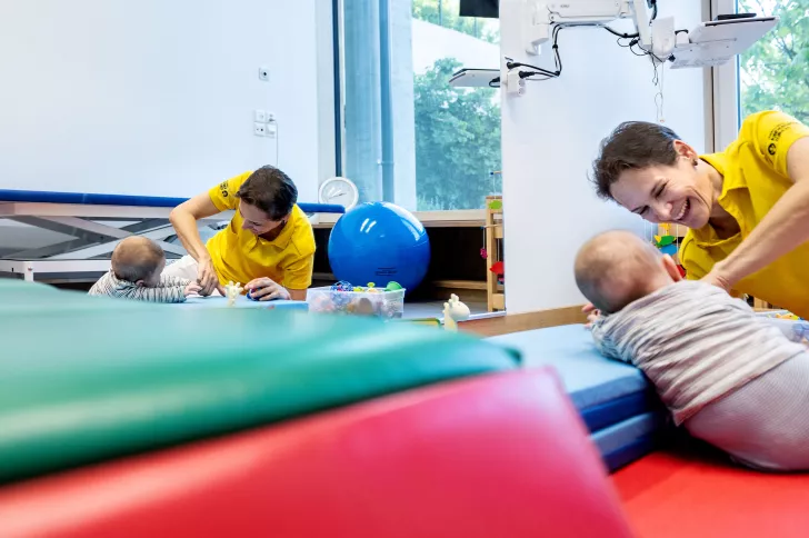 Physiotherapie, Elena Mitteregger, Physiotherapeutin mit Patient
