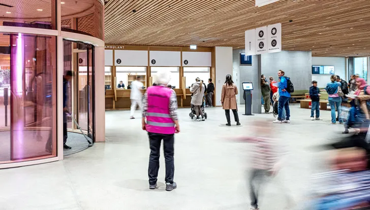 Haupteingang, Anmeldung 