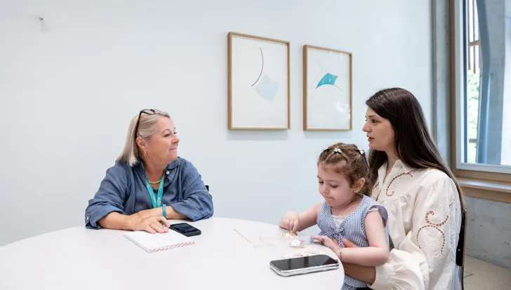 Sozialberatung, Sozialberaterin mit Mutter und Patientin am Tisch bei einer Besprechung