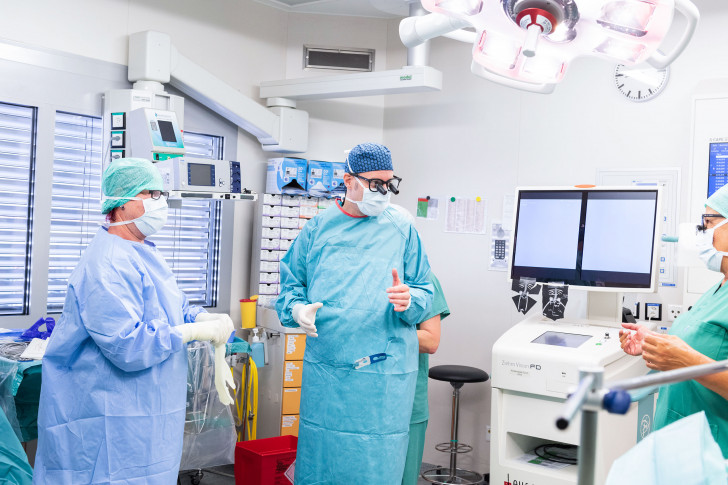 Der Chirurg Ueli Möhrlen bereitet sich für eine  Operation vor