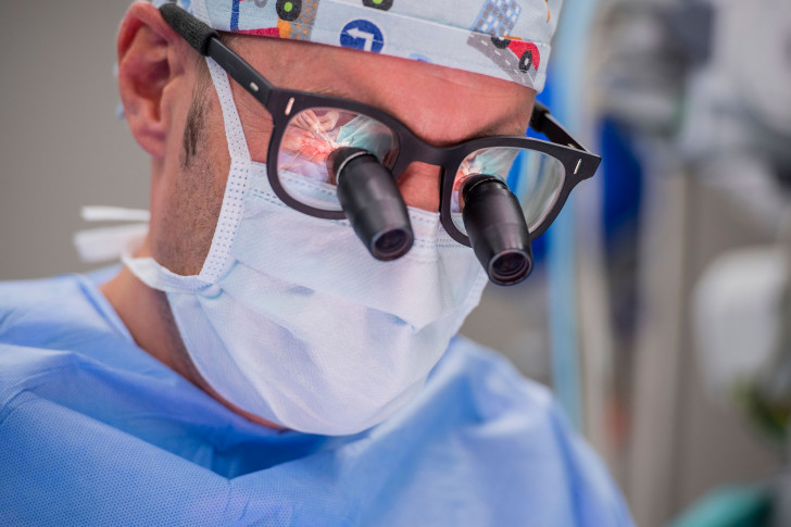 Portrait von Ueli Möhrlen während einer Operation