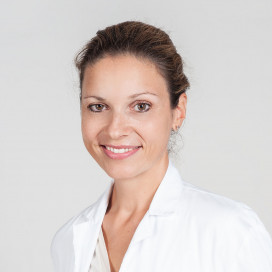Ein Portrait von der Ärztin Charlotte Vlachopoulos