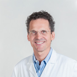 Ein Portrait von dem Arzt Daniel Weber von der Abteilung Urologie