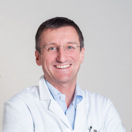 Ein Portrait von dem Arzt Jean-Pierre Bourquein von der Abteilung Onkologie