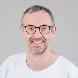 Ein Portrait vom Arzt Jürg Thomas