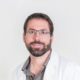 Ein Portrait von dem Arzt Luca Mazzone von der Abteilung Urologie
