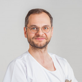 Ein Portrait von dem Arzt Matthias Felber von der Abteilung Stammzelltransplantation