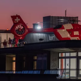 Ein Helikopter hat auf dem Heliport des Kinderspitals Zürich gelandet um einen Patienten zu bringen