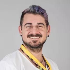 Ein Portrait von dem Pflegefachmann Nicolas Caviezel