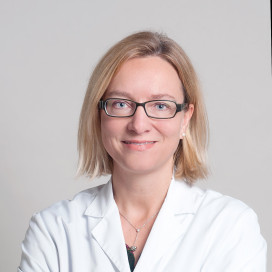 Ein Portrait von der Ärztin Sabine Kroiss von der Abteilung Onkologie